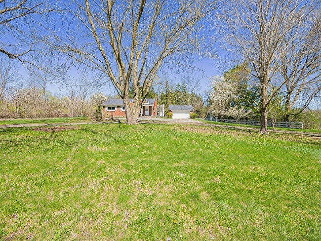 Building Photo - Spacious 3BR Home with Expansive 1-Acre Lot!