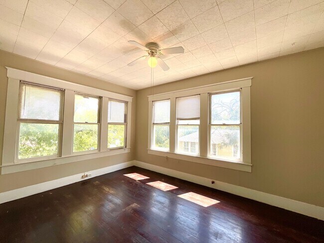 Building Photo - 810 W Magnolia Ave