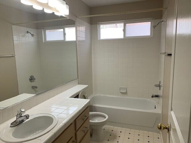 Building Photo - 3200 Fairlands Ct