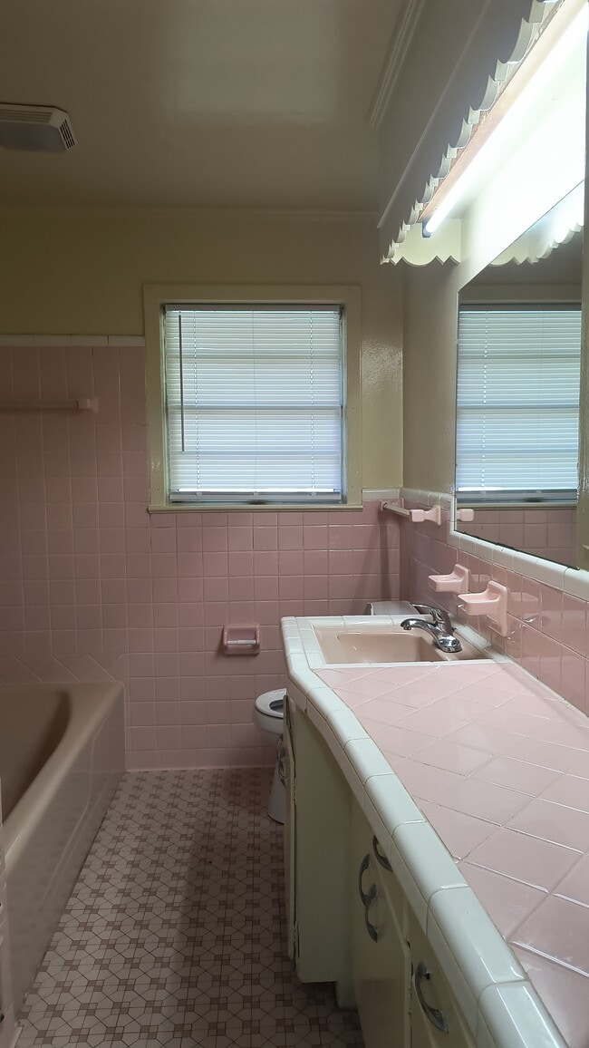 Building Photo - 2209 W 41st Ave