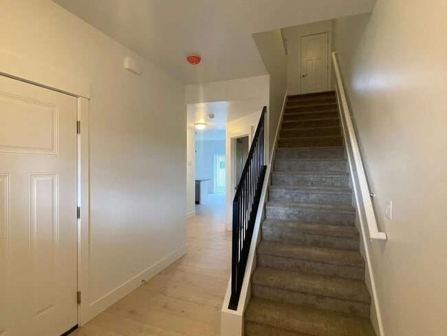 Building Photo - 348 S 3rd W