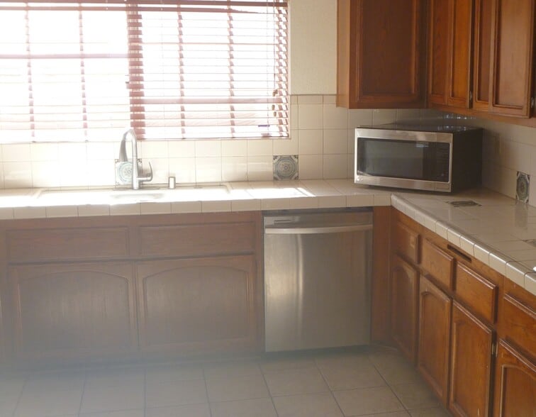 KITCHEN-STAINLESS APPLIANCES - 2106 Clark Ln