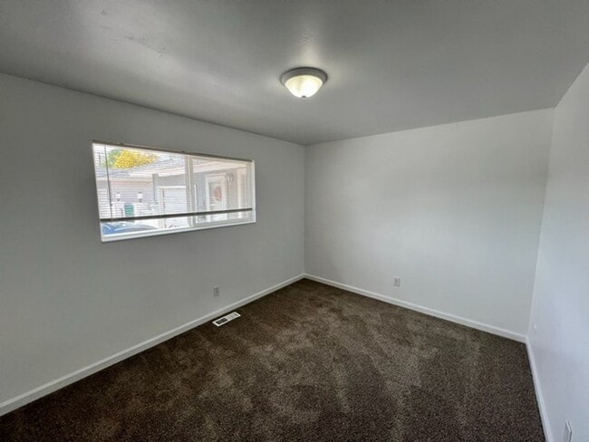 Building Photo - Refreshed Two Bedroom Sparks Duplex