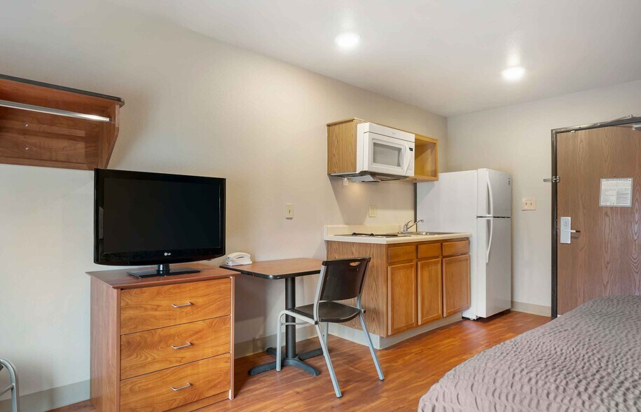 Building Photo - Furnished Studio-Cincinnati - Florence - Airport