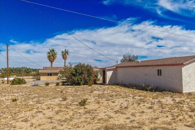 Building Photo - 2 Bedroom Home on 1.8 Acre Lot