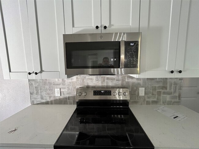Building Photo - 21057 Live Oak St