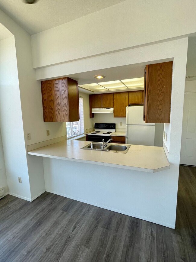 Building Photo - Adorable Top Unit Located in Ferndale