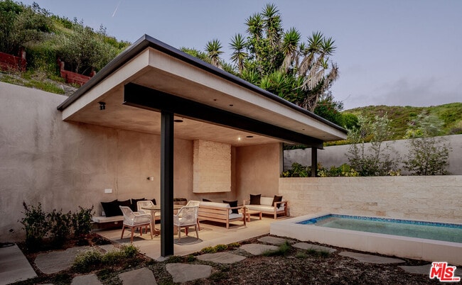 Building Photo - 1205 Las Lomas Pl