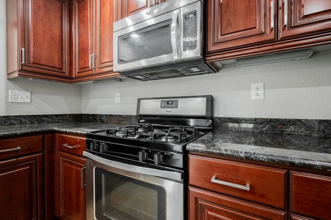 Building Photo - 3 Bedroom, 2.5 Bath Two Story Home in Sout...