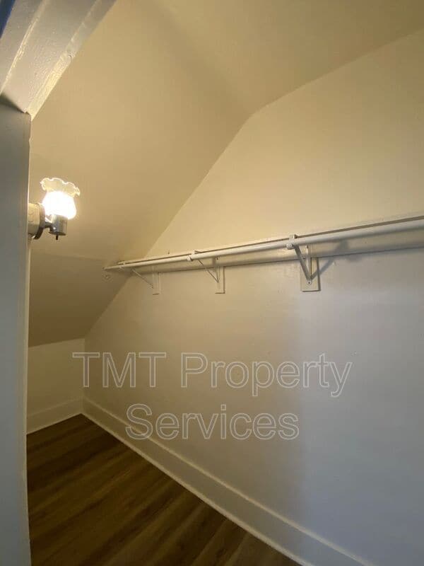 Building Photo - 202-208 W Oak Street