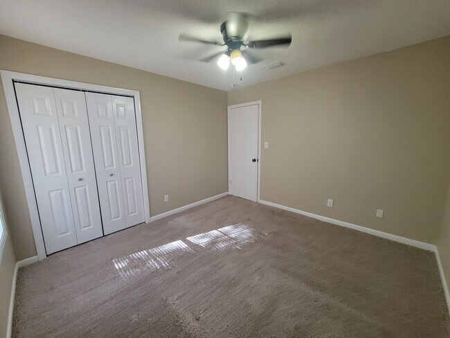 Building Photo - Home conveniently located