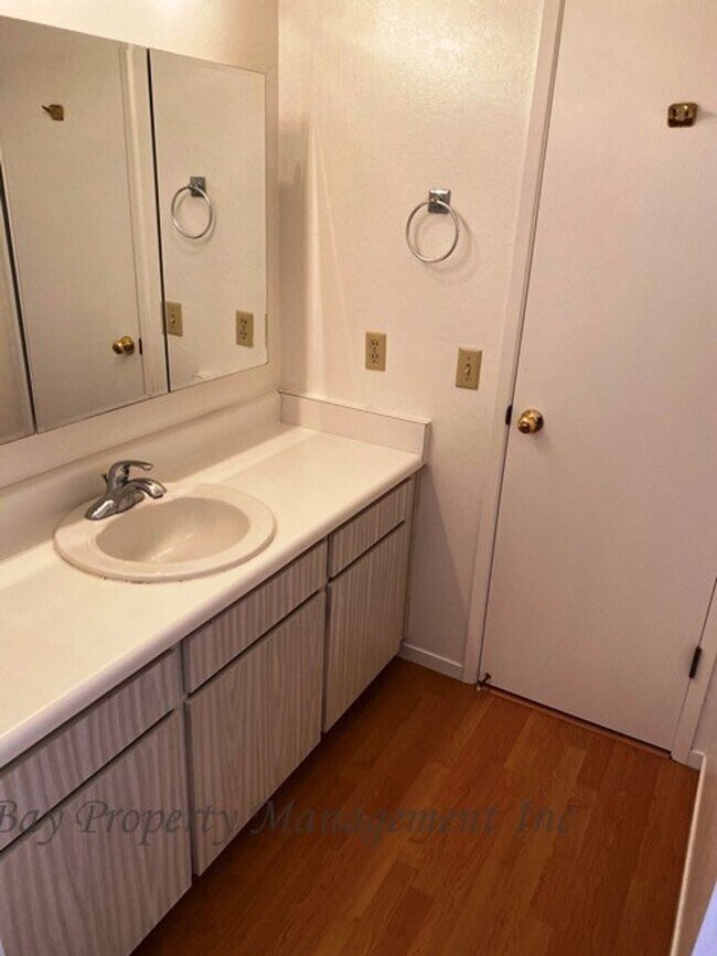 Building Photo - Rent Reduced! 3 bedroom Creekside townhouse, off Highway 68