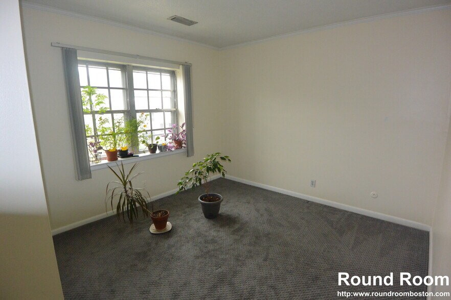 Building Photo - 178 Lake Shore Rd