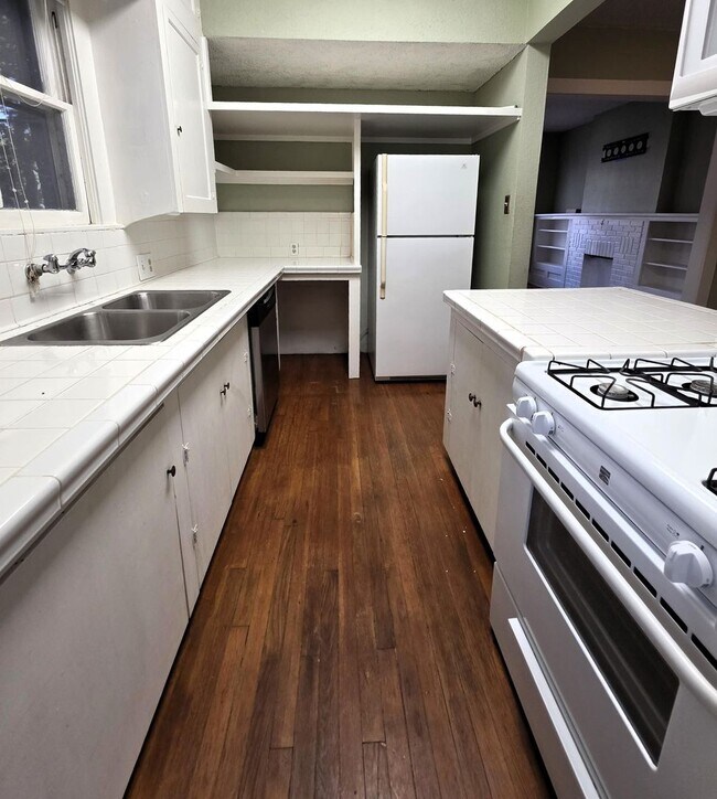 Building Photo - Adorable Duplex Unit Near the Arts District!