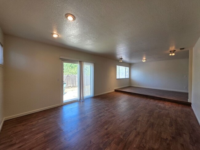Building Photo - 4 bedroom single story near freeway & shop...