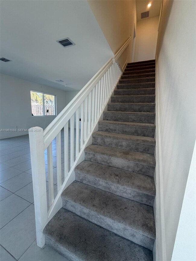 Building Photo - 679 SE 13th St Cir