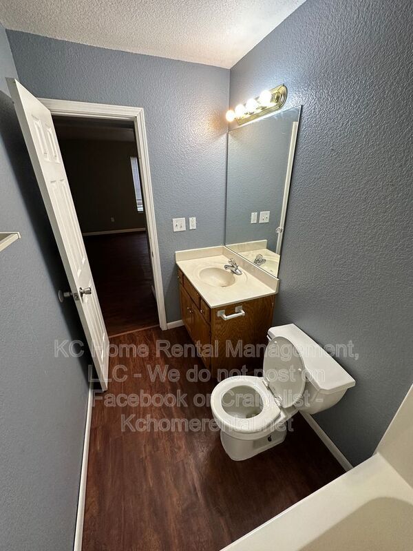 Building Photo - 1006 W Royle St