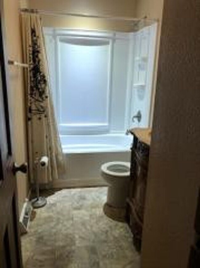 Building Photo - 3bed/1bath in Oakwood