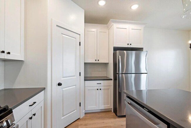 Building Photo - Charming Cedar City 3 Bedroom Townhome!