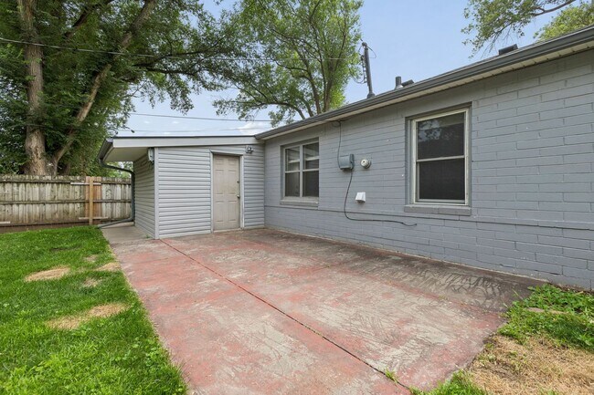 Building Photo - Charming 3-Bedroom Home in a Prime Aksarben Location!