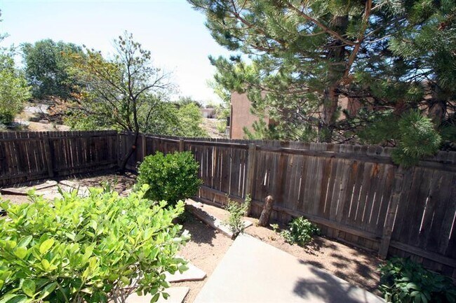 Building Photo - 830 Live Oak Rd NE