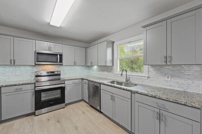 Building Photo - 1910 Hilldale Dr