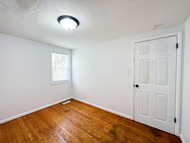 Building Photo - 2833 E Vermont St