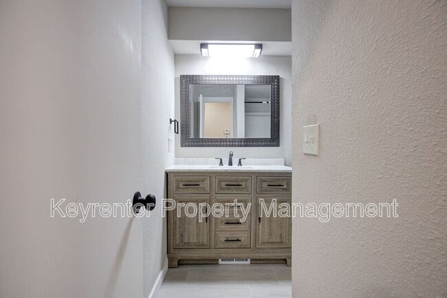 Building Photo - 314 N Lakeside Terrace