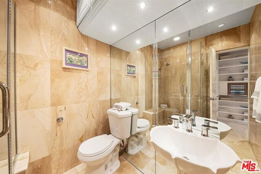 Building Photo - 2345 Roscomare Rd