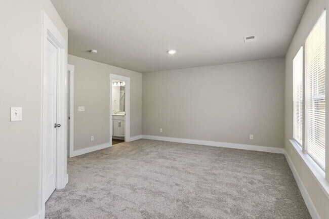 Building Photo - Craftsman 3BD Townhome Near Downtown Greenville | Garage + Granite Kitchen