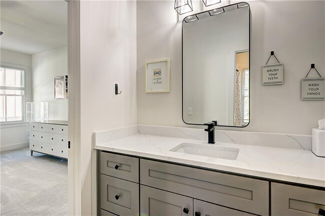 Building Photo - 1268 Hayes Dr SE