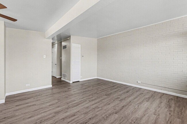 Building Photo - Newly Renovated 2Bed/1Bath Duplex in Park Hill