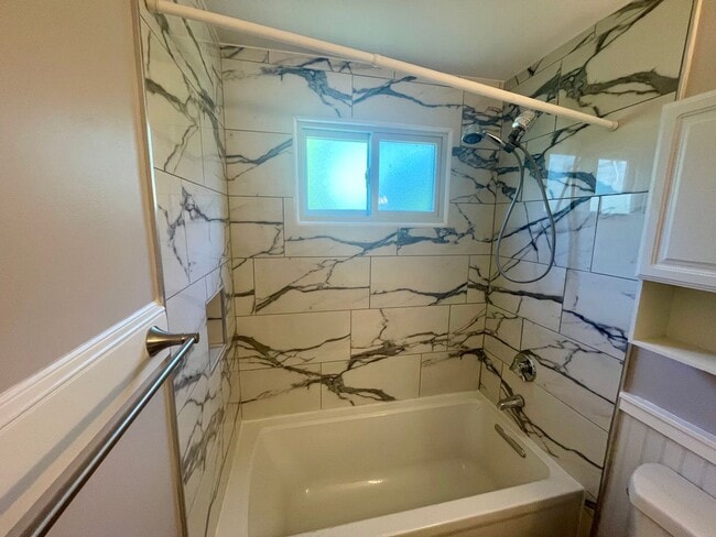 Building Photo - CHARMING TWO BEDROOM IN GROTON - HEAT INCL...
