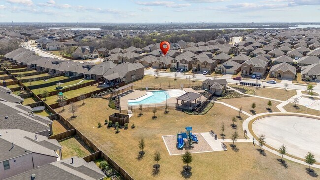 Building Photo - 1352 Lake Grove Dr