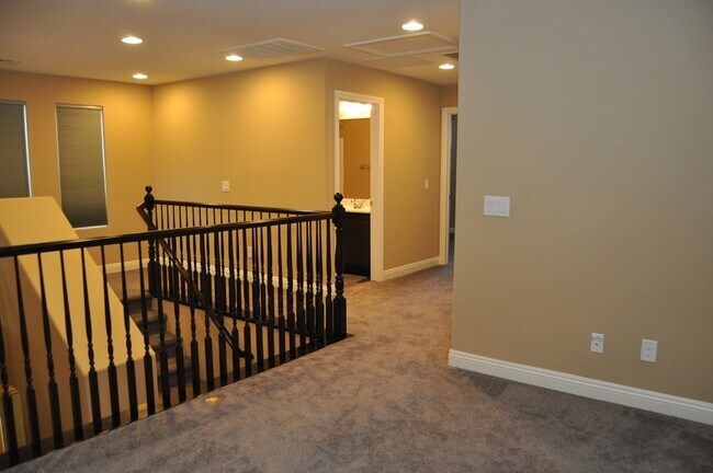 Building Photo - Fabulous 3 bedroom home in gated community!