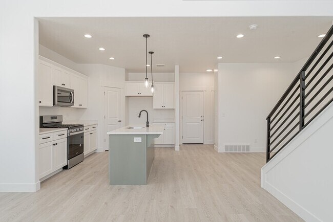 Building Photo - Townhouse in Saratoga Springs