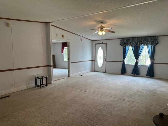 Building Photo - 4 bedroom 2 bathroom spacious home!