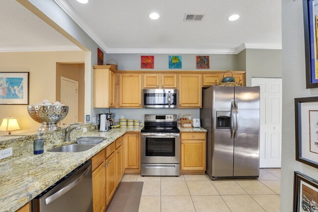 Building Photo - Charming 2-Bedroom, Plus Den Home with 2 F...