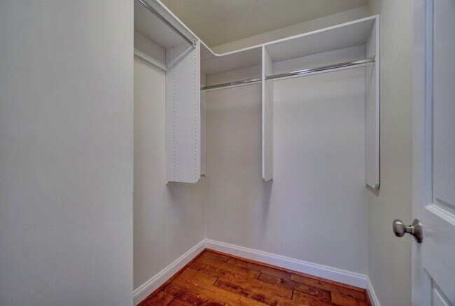 Building Photo - Super-Cool Lower Penthouse Condo Available 05-07-26!! Secured Entry, Garage Parking, Pet-Friendly!