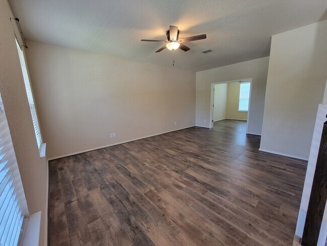 Building Photo - Charming 4 beds 2 baths in San Antonio!