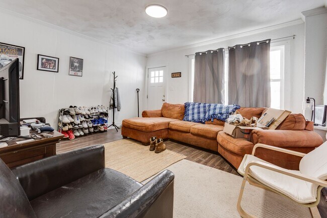 Building Photo - AVAILABLE MAY 2026 - Spacious 3 Bedroom Home w/ Non-Traditional Layout!