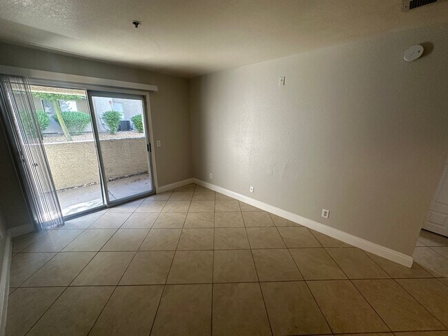 Building Photo - Beautiful 1 Bedroom 1 Bath Condo in Guard Gated Community!!