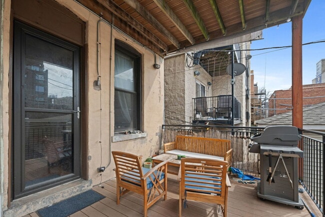 Building Photo - 624 N May St