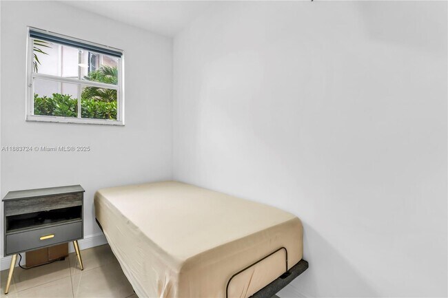 Building Photo - 663 Live Oak Ln