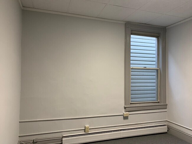 Building Photo - 210 Maple St