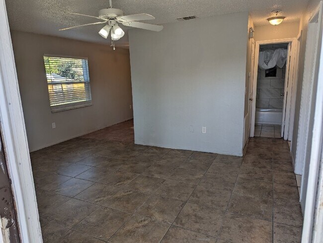 Building Photo - Lovely 3 bed 2 bath duplex