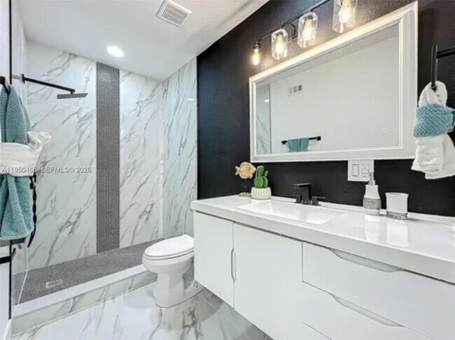 Building Photo - 5345 Avon Ct