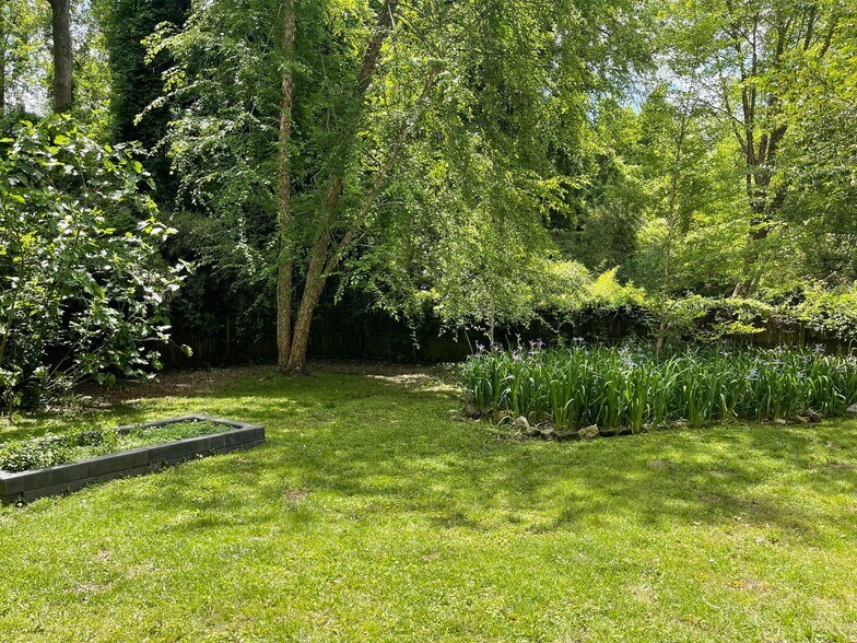 Building Photo - 320 N Poplar St