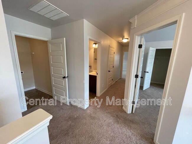 Building Photo - 514 W Holloway Dr