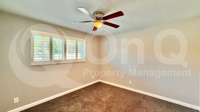 Building Photo - 2502 E Sahuaro Dr